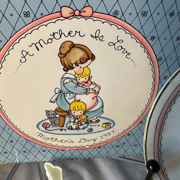 VINTAGE AVON MOTHER'S DAY PLATE – 1987 "A MOTHER IS LOVE" Collectible - Picture 5 of 7